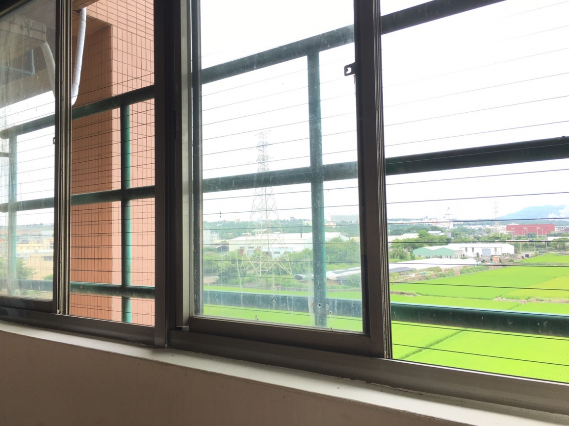 2017-05-26-台中市后里區-后里國中-窗台-趕鴿子